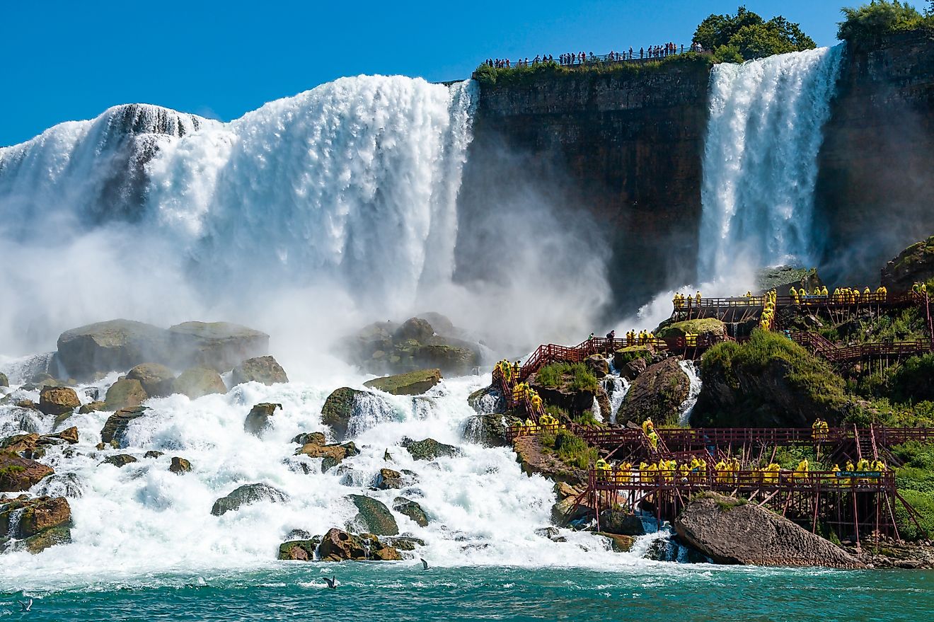 Clouds of splashes and falling water from Niagara Falls