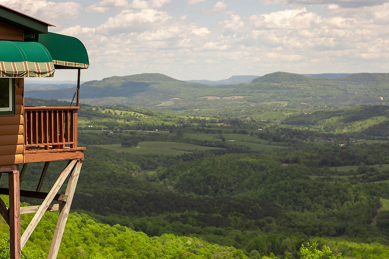 Cliff House Inn, located along Arkansas scenic highway 7 North, near Jasper Arkansas in the Ozark Mountains. Editorial credit: Tammy Chesney / Shutterstock.com