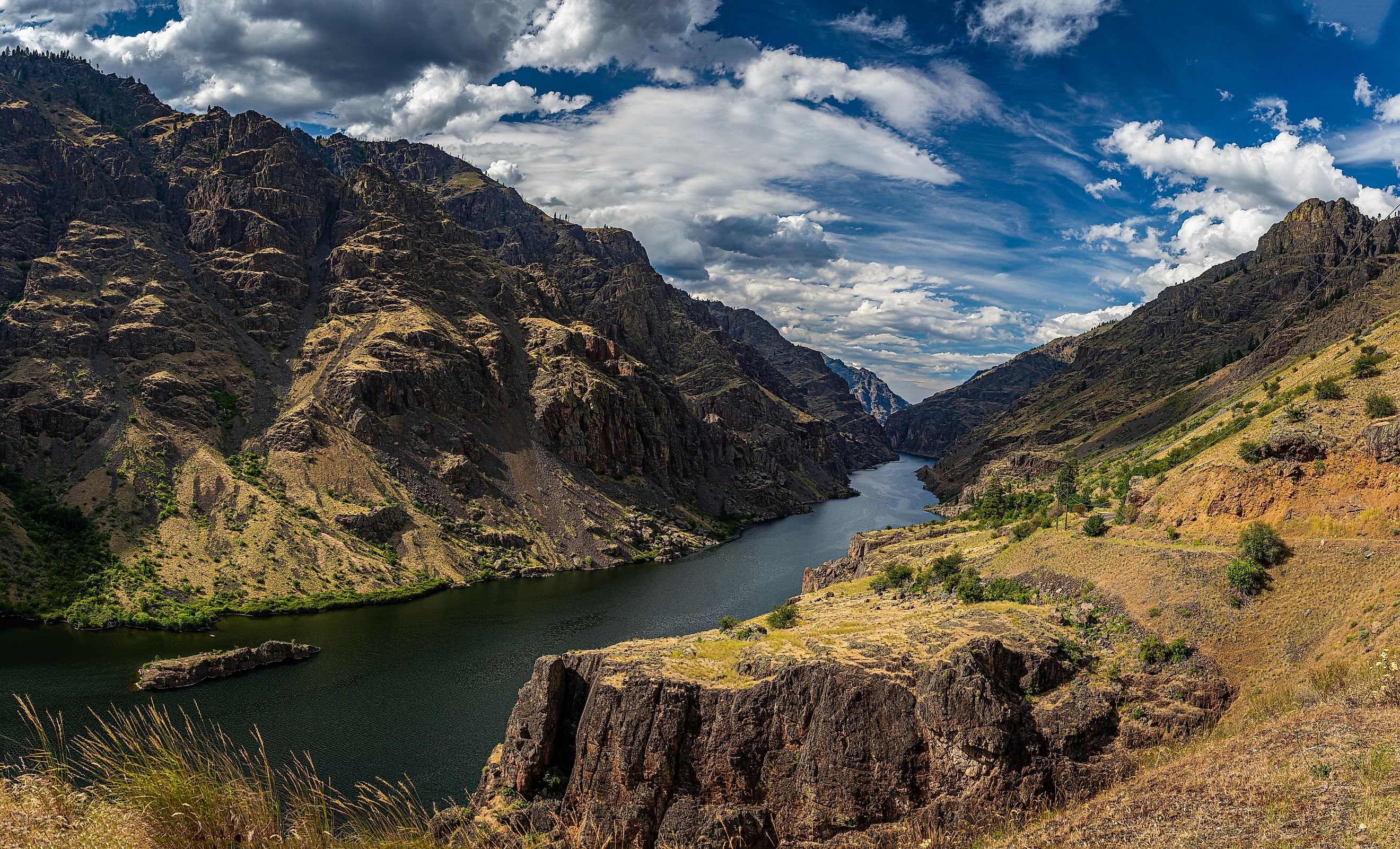A view of the Snake River at the stateline of Idaho and Oregon in Hells Canyon.