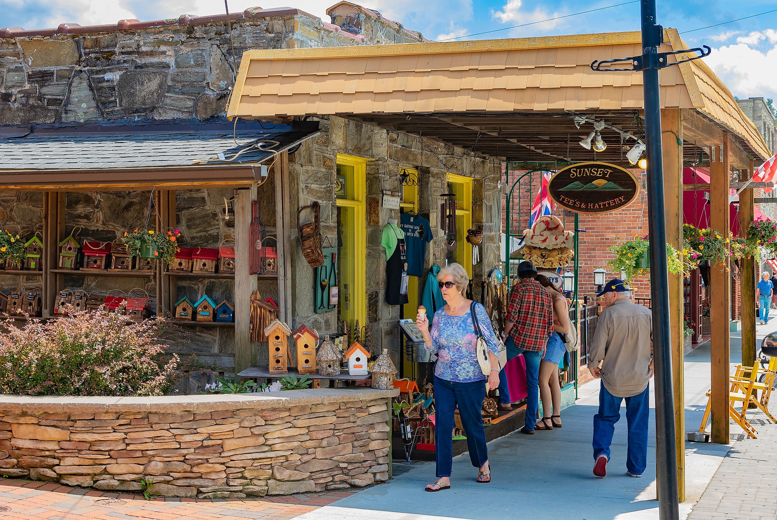 BLOWING ROCK, NC, USA-11 MAY 2018:Tourists pass The Sunset Tee's & Hattery shop on Main St. in Blowing Rock, NC, USA. Editorial credit: J. Michael Jones / Shutterstock.com