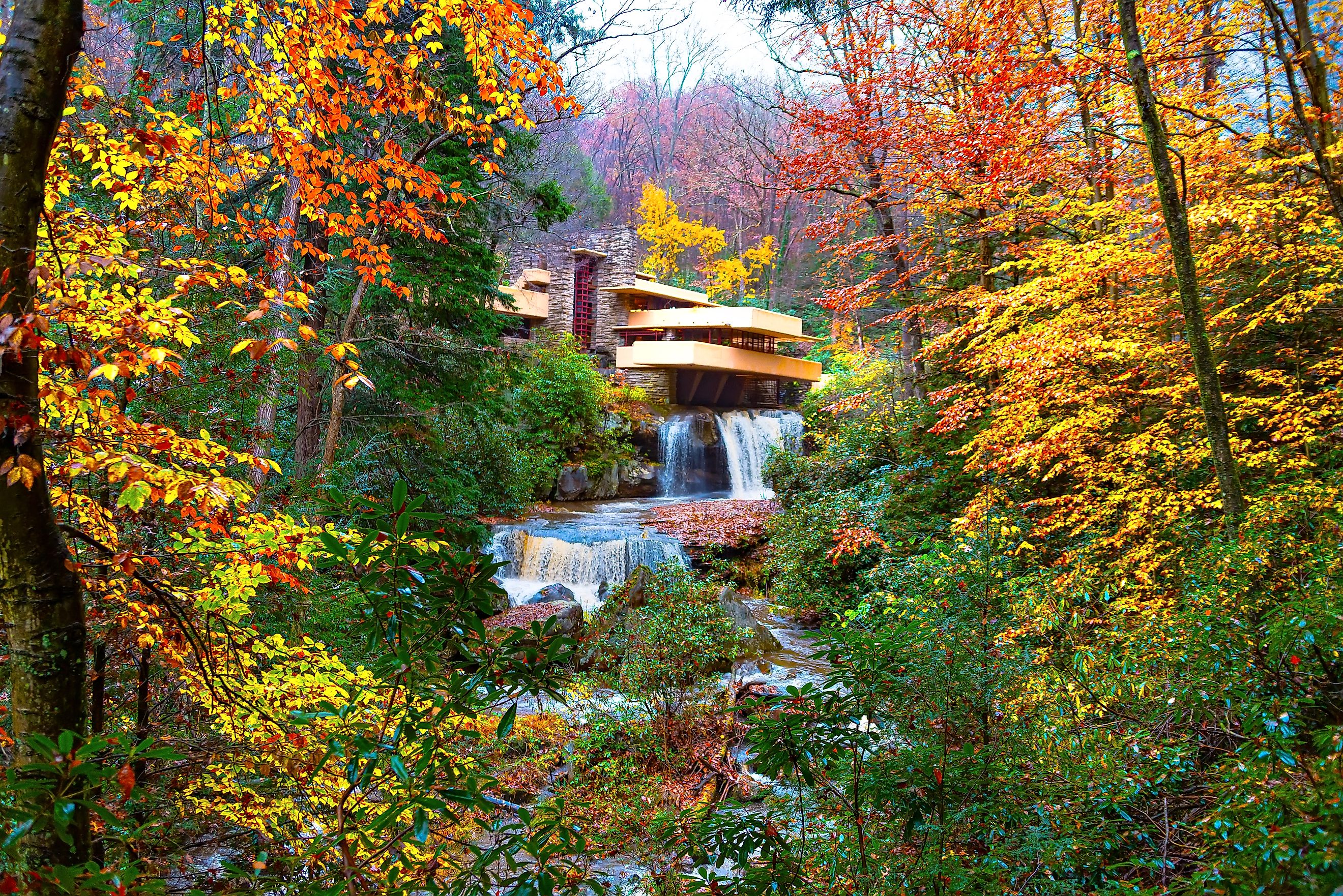 MILL RUN, PENNSYLVANIA, USA - OCTOBER 15 2023 House above Bear Run Falls. US National Historic Landmark. Autumn landscape. Editorial credit: Kosoff / Shutterstock.com