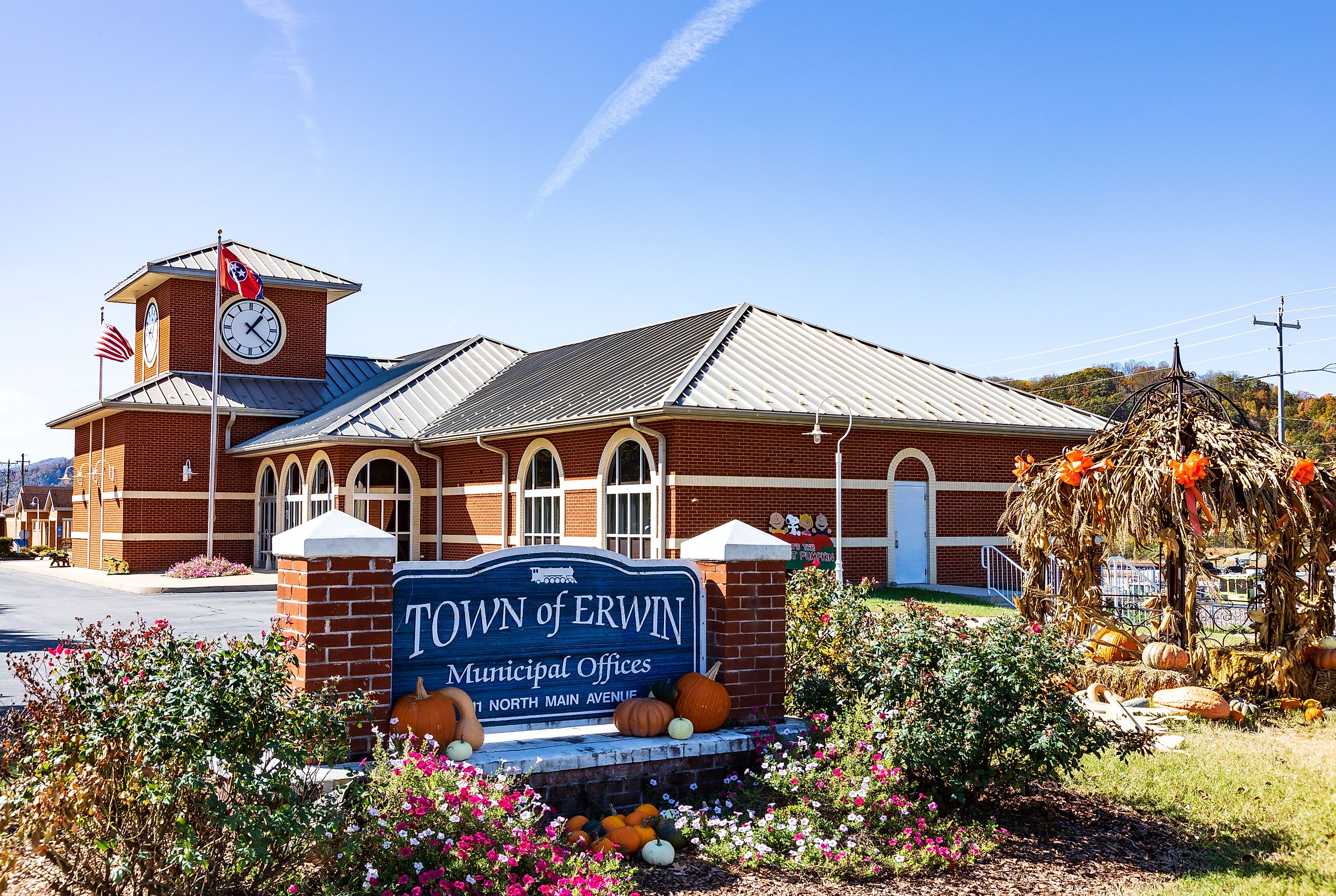 ERWIN, TN: Town office building and sign. Editorial credit: J. Michael Jones / Shutterstock.com